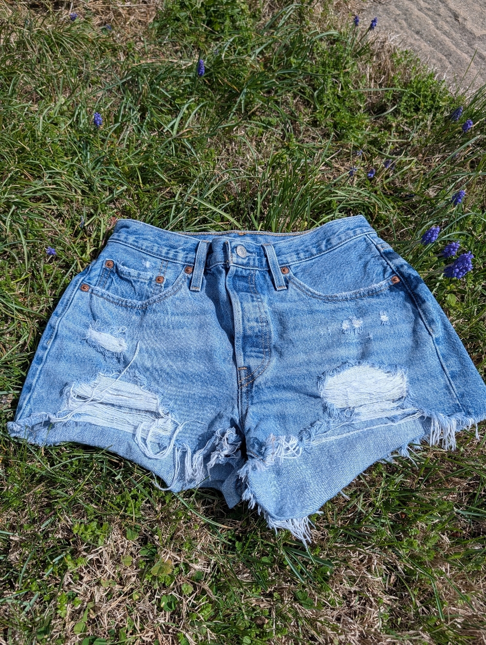 💙EUC Levi's 501 Button Fly High-Rise Distressed Denim Shorts - Medium Blue Wash